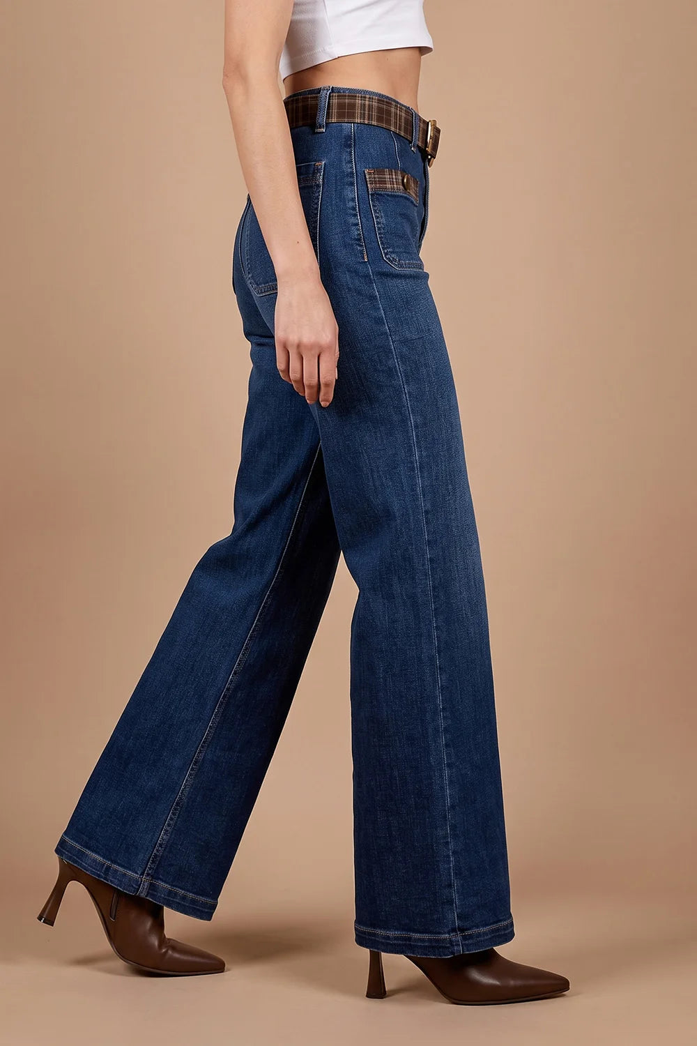 Ekose detaylı düz paça kadın jeans, koyu mavi denim, geniş kesim, yandan görünüm, kahverengi topuklu ayakkabı ile