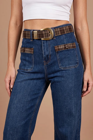 Ekose detaylı düz paça jean, mavi denim kumaş, kemer ve cep detayları, kadın giyim, önden görünüm