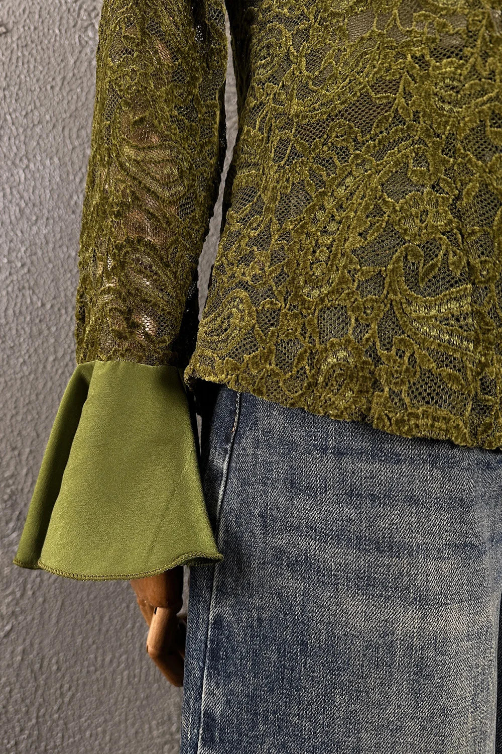 Yeşil dantel volanlı kadın gömlek, mavi denim etek kombinasyonu, detaylı görünüm
