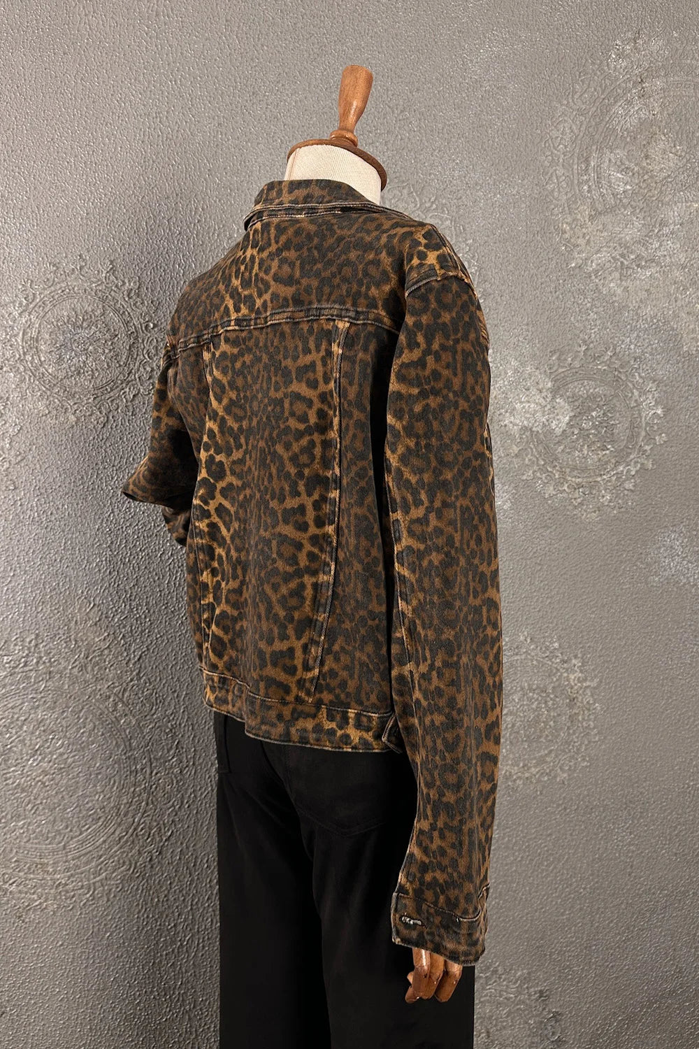 Leopar desenli taşlamalı denim ceket, kadın, kahverengi-siyah, yandan görünüm, klasik kesim