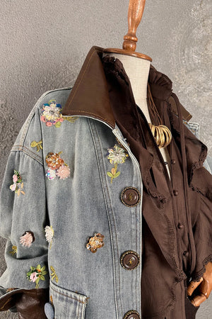 Açık mavi işlemeli kot ceket, renkli çiçek aplike detaylı, kadın oversize blazer, önden görünüm, vintage stil