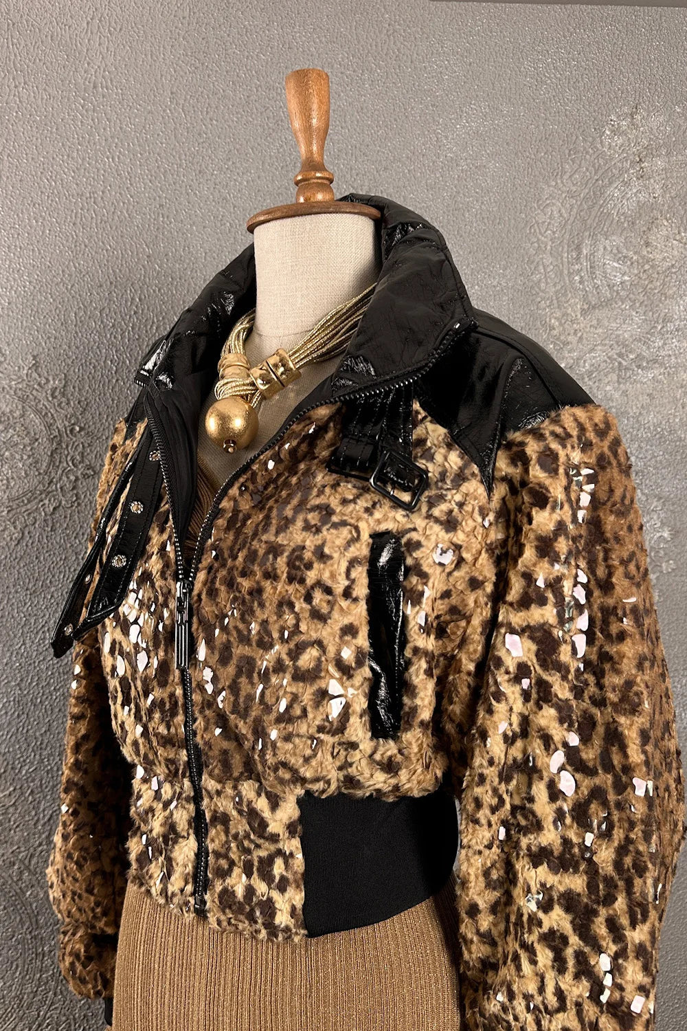 Payet detaylı leopar desenli kısa bomber mont, kadın, siyah deri detaylı, şık ve modern kesim, önden görünüm.