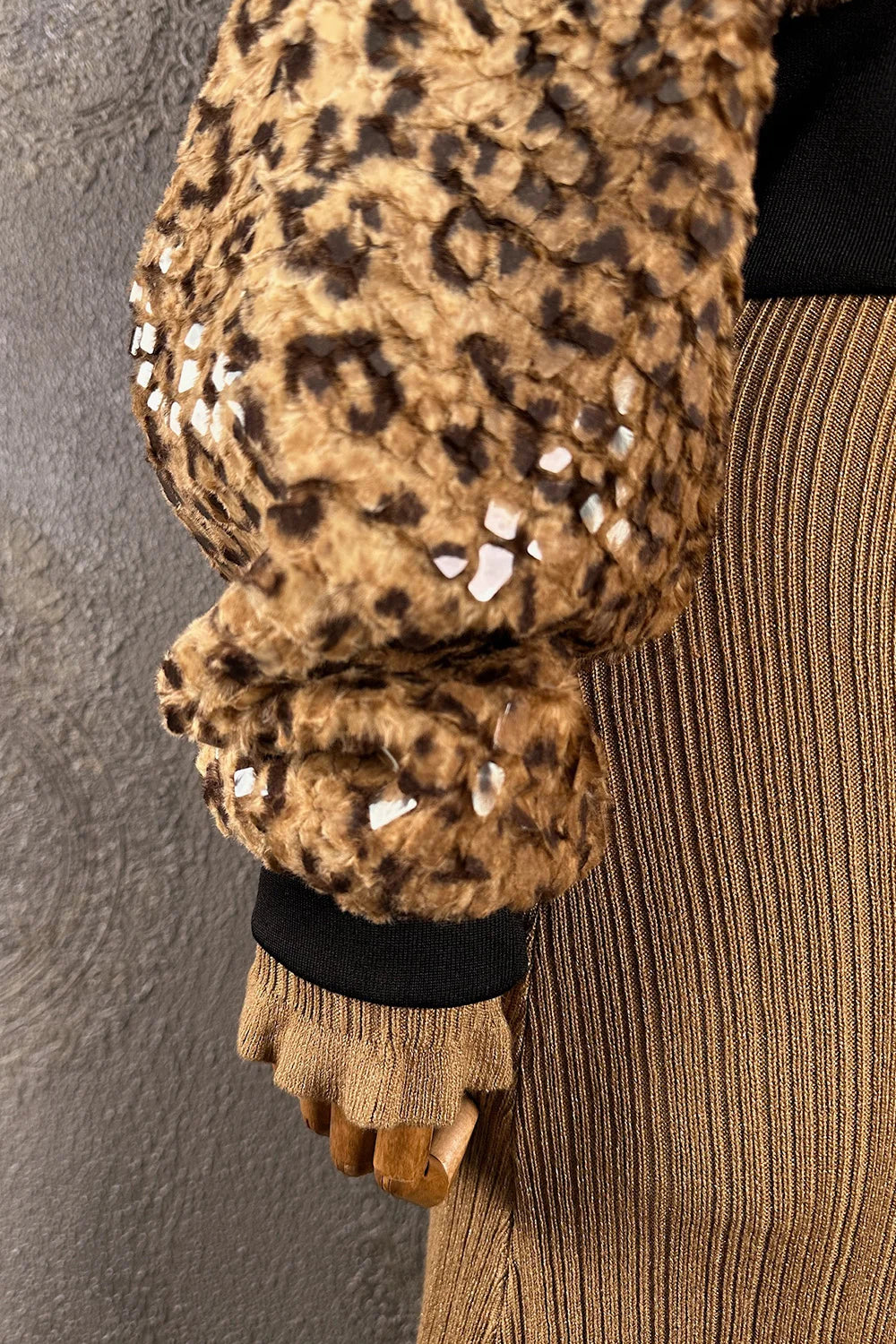Payet detaylı kısa bomber mont, kadın, kahverengi leopar desen, pullu, fermuarlı, yandan görünüm