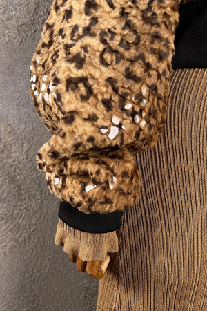 Payet detaylı kısa bomber mont, kadın, kahverengi leopar desen, pullu, fermuarlı, yandan görünüm