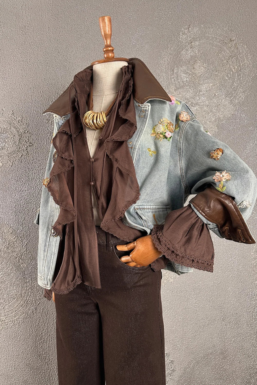 Çiçek işlemeli gri kot ceket, kahverengi fırfırlı şal detaylı, kadın vintage tarzı, önden görünüm