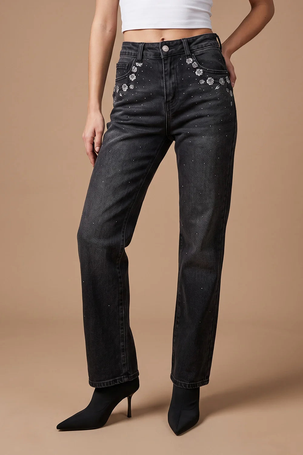 Siyah taşlamalı kadın jeans, kristal detaylı, düz kesim, yüksek bel, önden görünüm