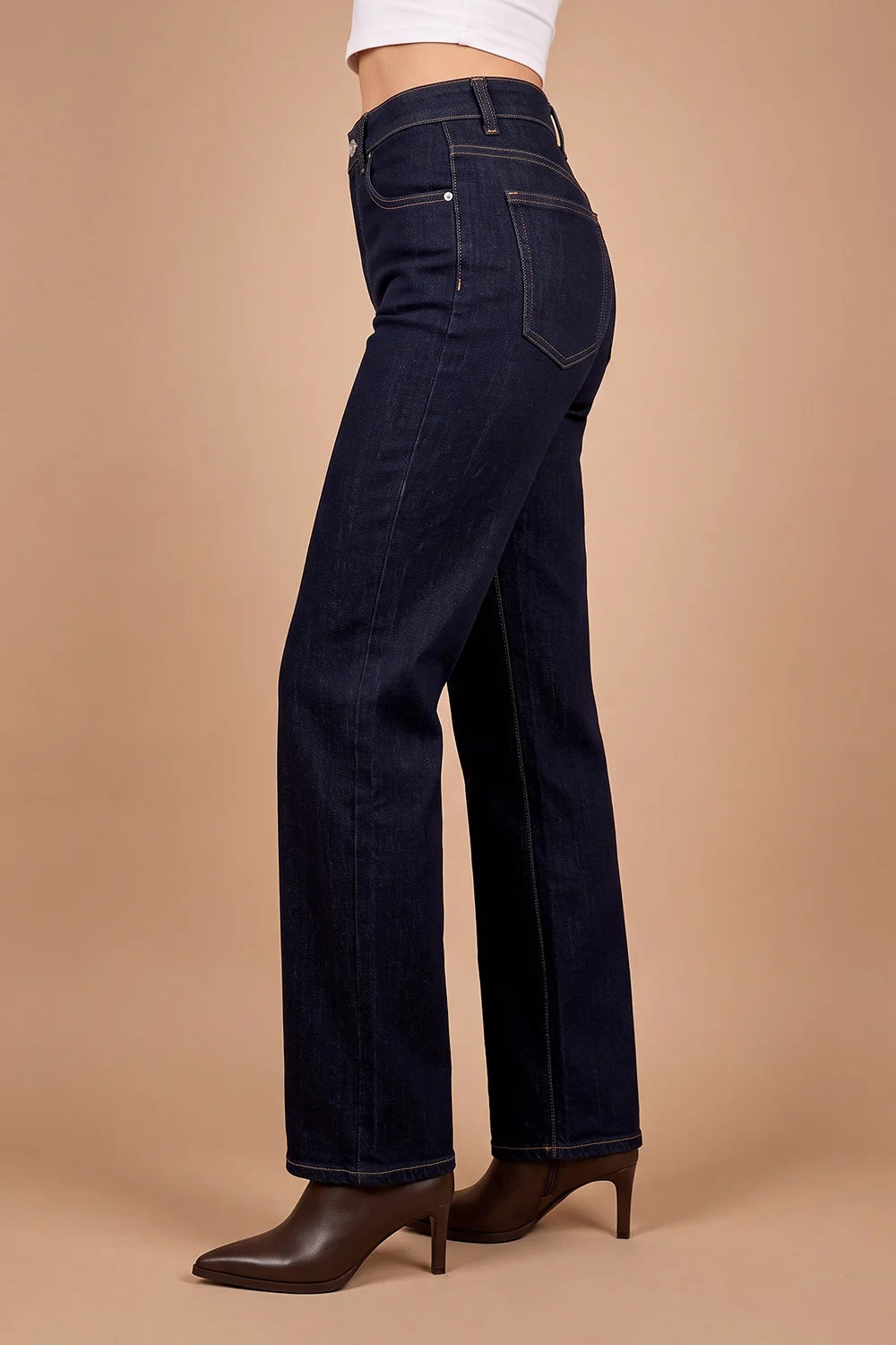 Lacivert taş düğmeli kadın jeans, yüksek bel, geniş paça, yandan görünüm, klasik denim kesim