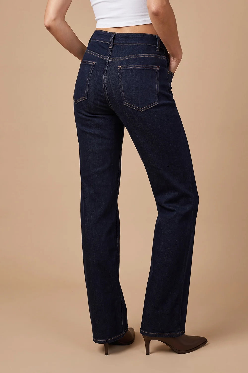Lacivert taş düğmeli kadın jeans, dar kesim, yüksek bel, klasik denim, yandan görünüm