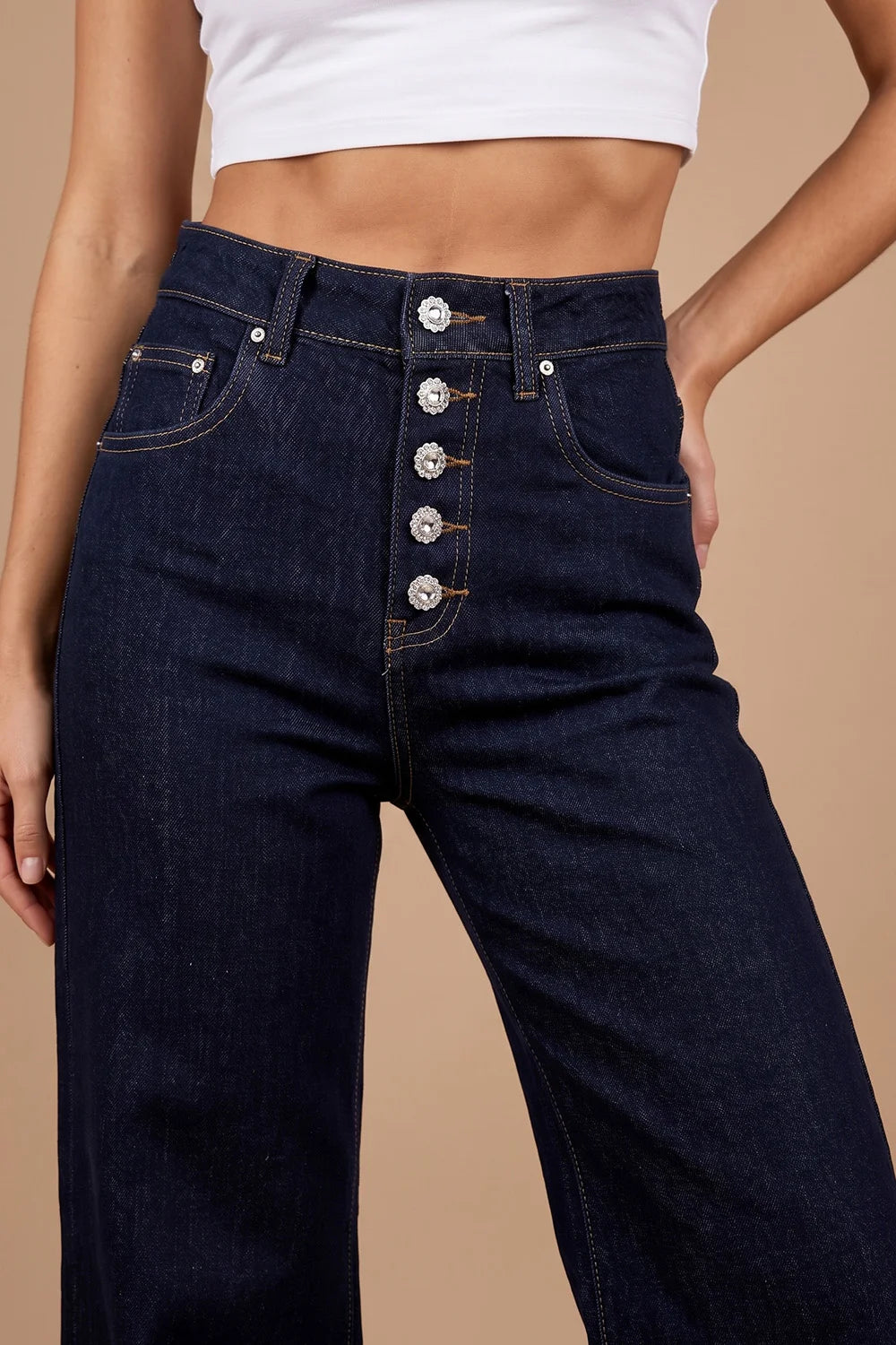 Lacivert taş düğmeli kadın jeans, yüksek bel, geniş paça, önden görünüm, klasik denim kesim