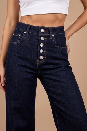 Lacivert taş düğmeli kadın jeans, yüksek bel, geniş paça, önden görünüm, klasik denim kesim