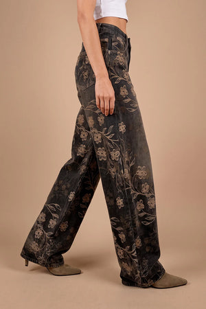 Siyah kadife nakışlı barrel jean, çiçek deseni, geniş paça kesim, yandan görünüm, vintage stil denim pantolon