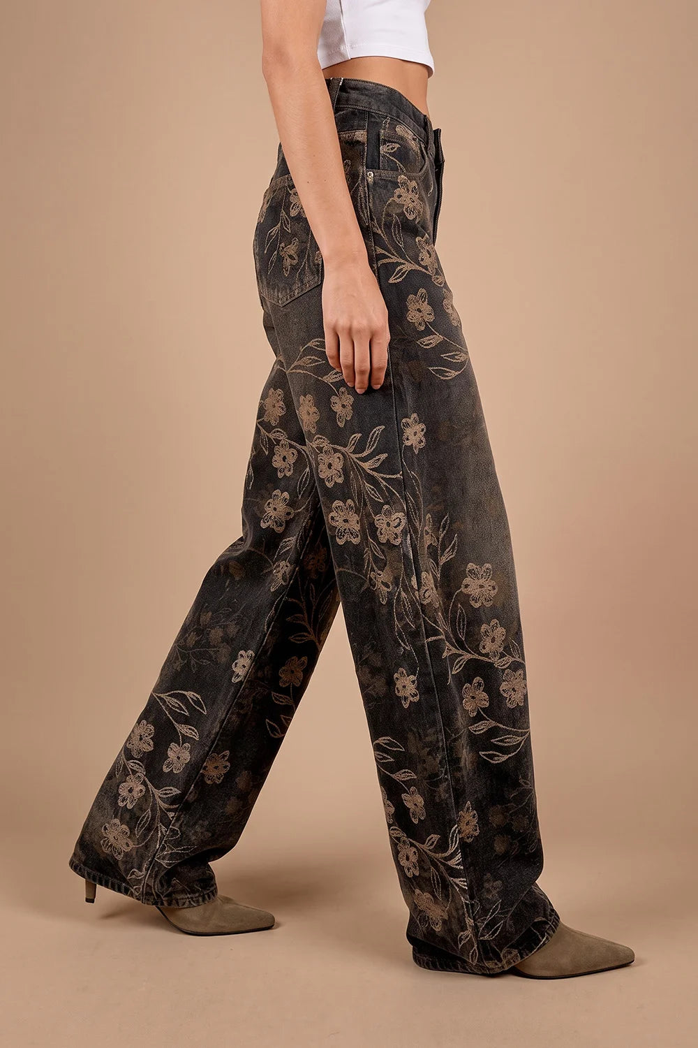 Siyah kadife nakışlı barrel jean, çiçek deseni, geniş paça kesim, yandan görünüm, vintage stil denim pantolon