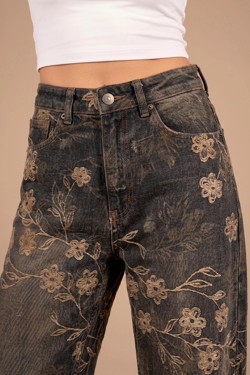 Siyah nakışlı barrel jean, çiçek desenli, vintage tarzı kadın pantolonu, yüksek bel kesimi, önden görünüm.