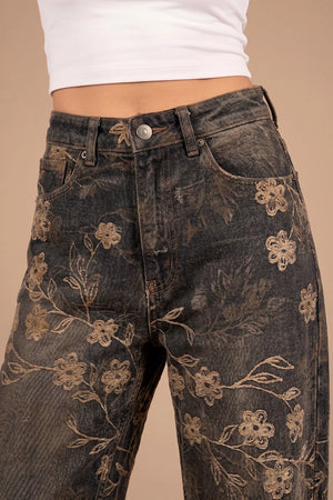 Siyah nakışlı barrel jean, çiçek desenli, vintage tarzı kadın pantolonu, yüksek bel kesimi, önden görünüm.