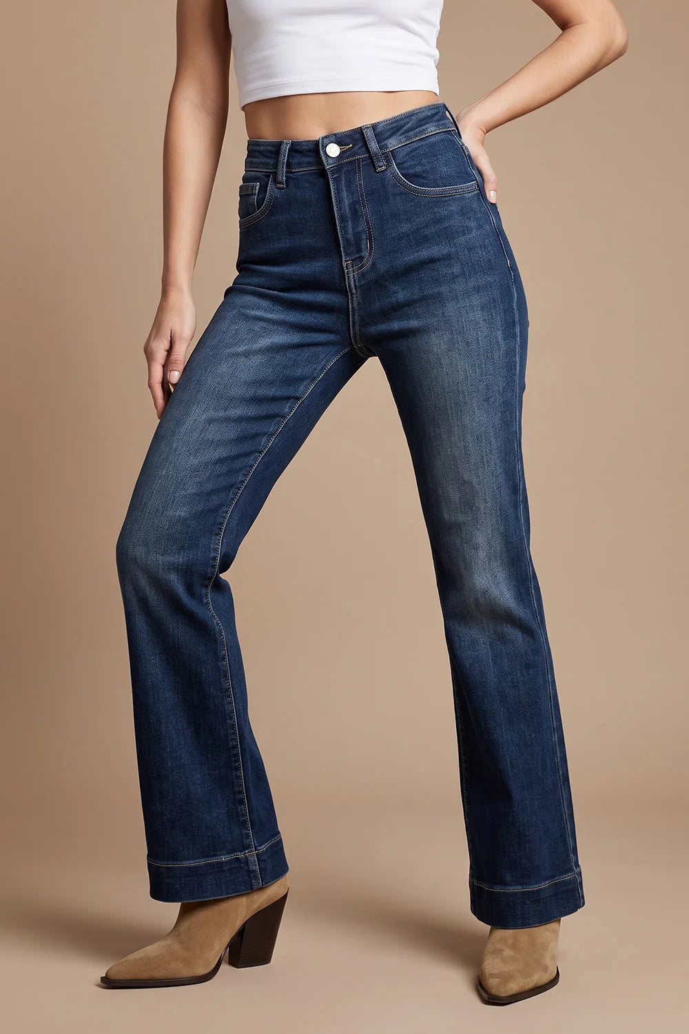 Yıkamalı koyu mavi straight jean, kadın, yüksek bel, geniş paça, çizme üstü kesim, önden görünüm.