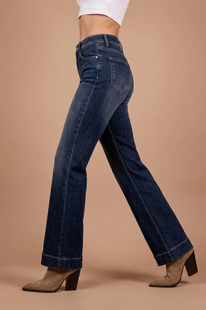Yıkamalı straight jean, koyu mavi denim, yüksek bel, geniş paça, yandan görünüm, kadın pantolonu