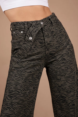 Zebra desenli baggy kadın jean, haki-siyah renk, yüksek bel, bol kesim, önden görünüm