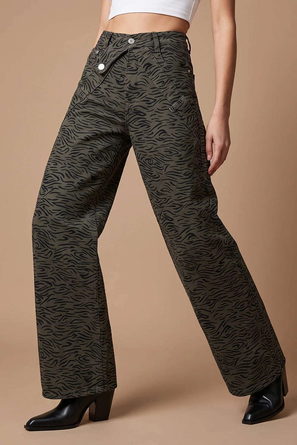 Haki zebra desenli baggy kadın jean, geniş paça kesim, yüksek bel, metal düğme detaylı, yandan görünüm