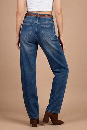 Koyu mavi barrel jean, yüksek bel, geniş paça, kahverengi deri kemer, yandan görünüm, kadın denim pantolon