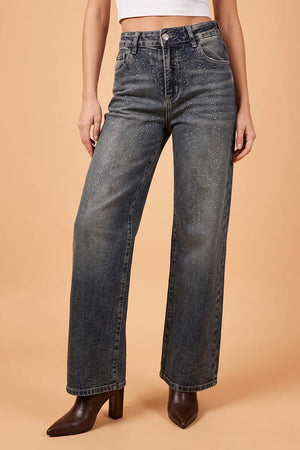 Simli taşlamalı gri kadın jeans, geniş kesim, uzun paça, önden görünüm, çizme kombinli