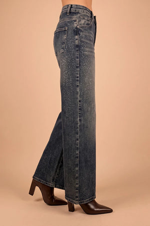 Simli taşlamalı gri jean, kadın geniş paça kesim, yandan görünüm, parlak detaylı denim pantolon