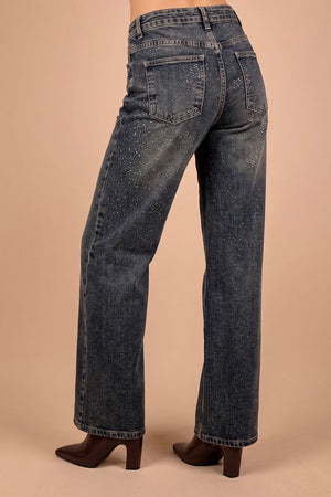 Simli taşlamalı gri kadın jeans, geniş paça kesim, yandan görünüm, siyah topuklu bot kombinli