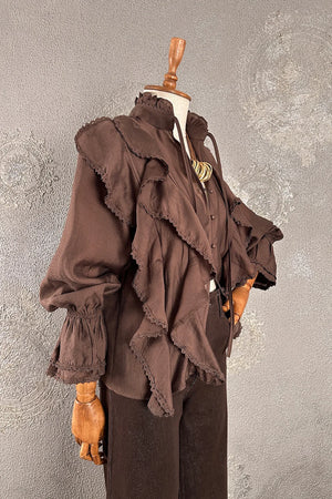 Kahverengi volanlı romantik gömlek, ruffled detaylı kadın bluz, vintage tarzı, yandan görünüm