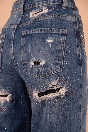 Taş işlemeli yırtık mavi jean, kadın, distressed kesim, strass detaylı, arka cep detayı, önden görünüm