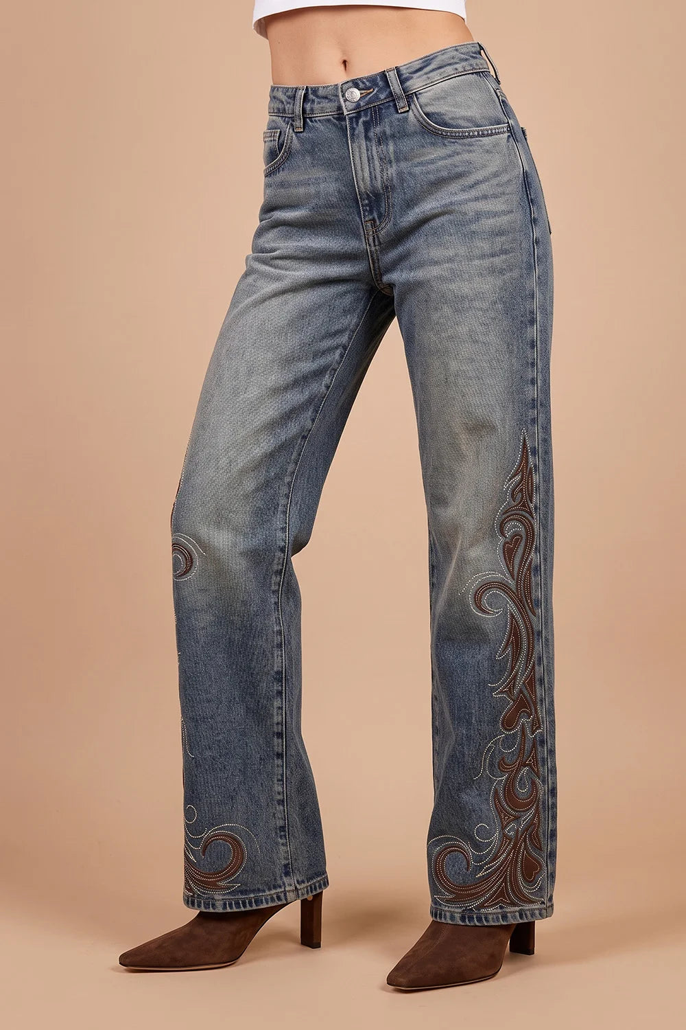 Nakışlı bohem jean, kadın, gri denim, ornamental detaylı paça, geniş kesim, kahverengi çizme ile stilize