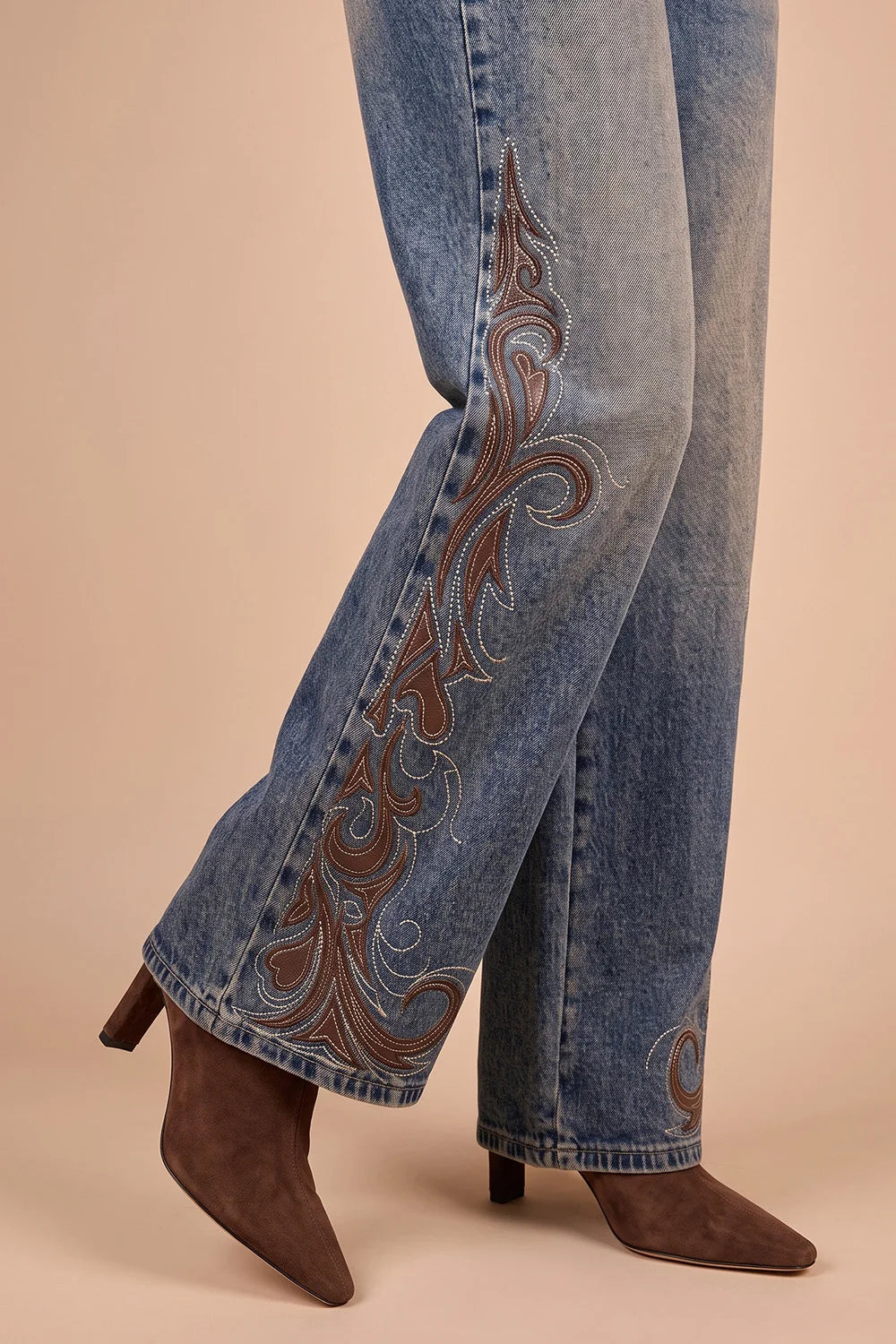 Nakışlı bohem kadın jeans, mavi denim, kahverengi çiçek motifi, bootcut kesim, yandan detay görünüm
