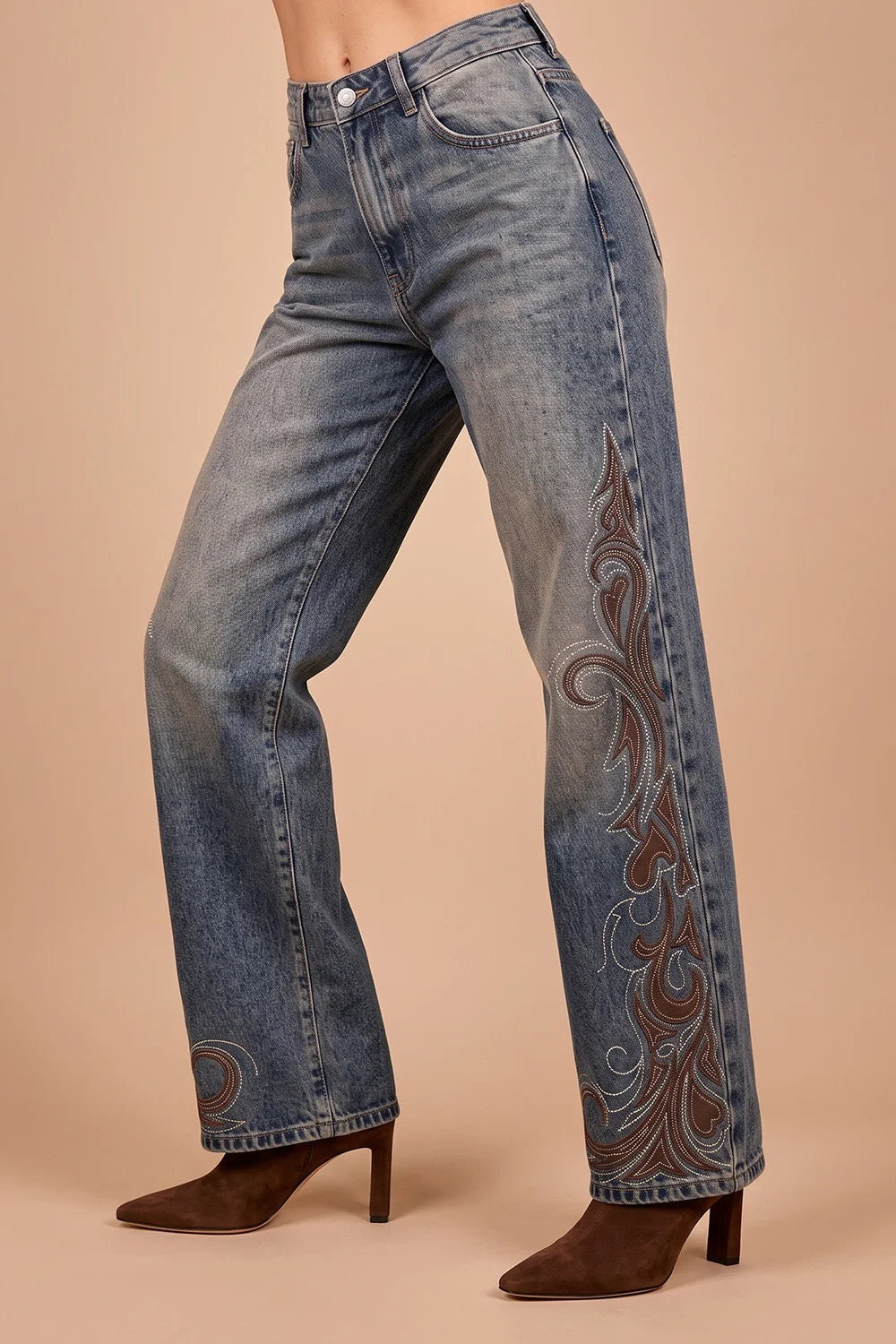 Nakışlı bohem jean, kadın, gri denim, ornamental detay, geniş paça, yandan görünüm, kahverengi topuklu bot