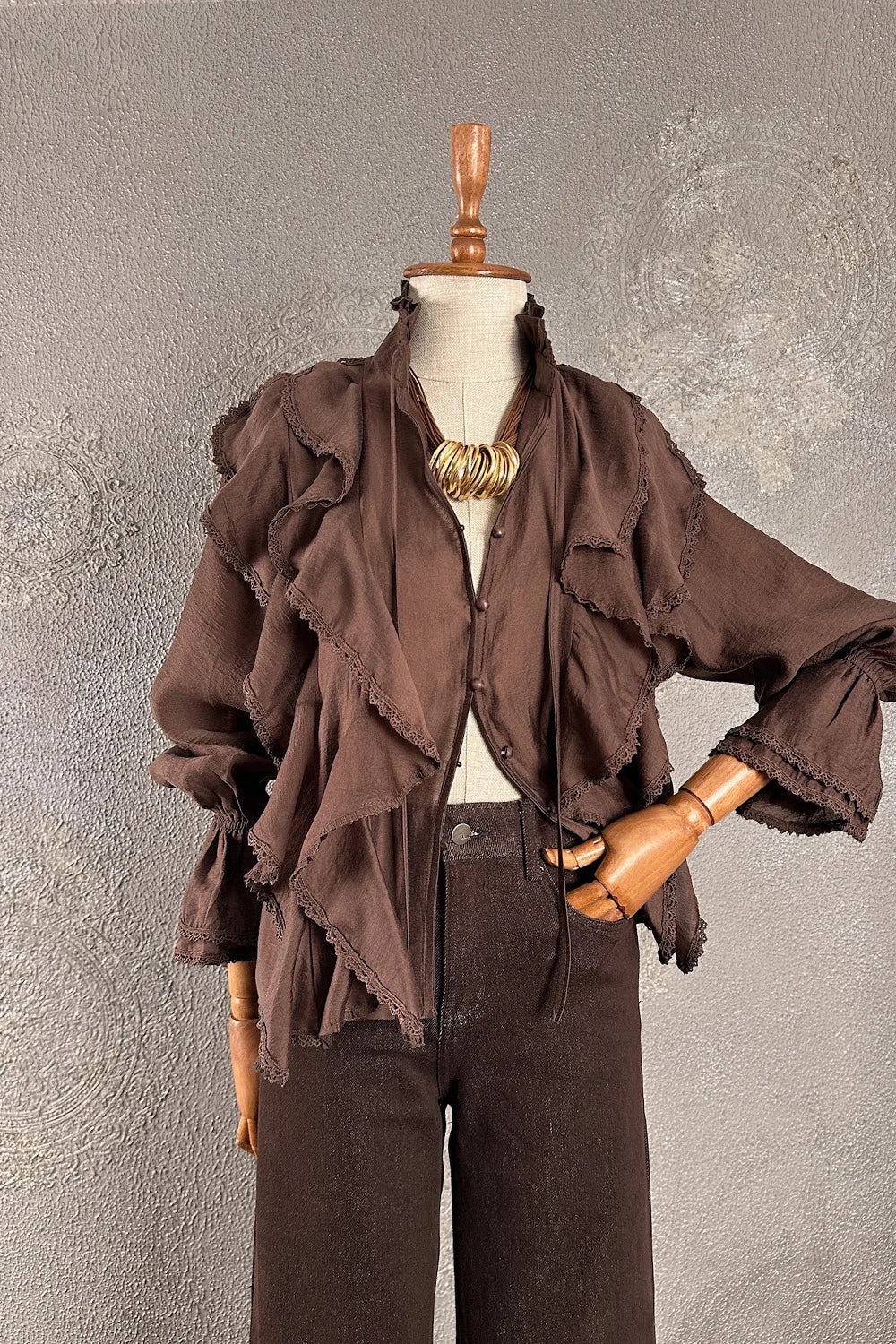 Kahverengi volanlı romantik gömlek, kadın için, çiçek desenli, uzun kollu, önden görünüm, vintage tarzı