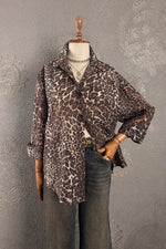 Leopar desenli kahverengi hafif gömlek, kadın oversize kesim, önden görünüm, şık casual stil