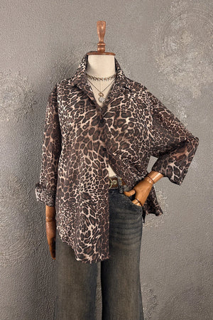 Leopar desenli kahverengi hafif gömlek, kadın oversize kesim, önden görünüm, şık casual stil
