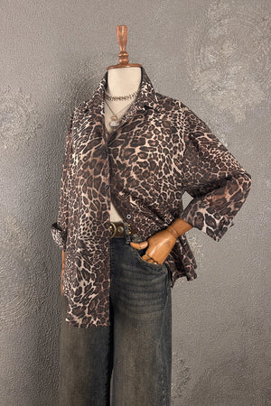 Leopar desenli hafif kadın gömlek, kahverengi tonları, çıtçıtlı kesim, klasik stil, önden görünüm