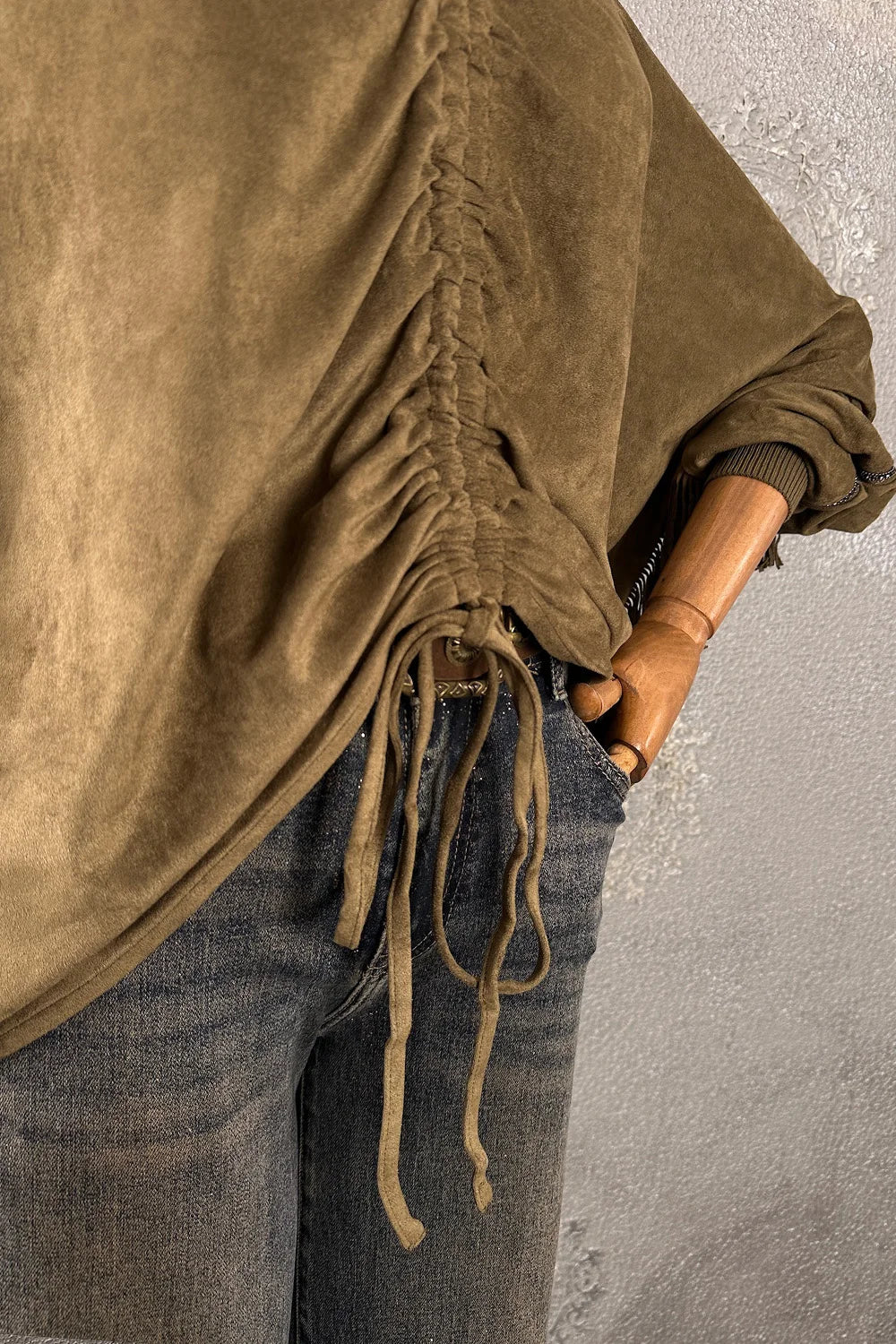 Bej nubuk kadın bluz, püskül detaylı, bağcıklı, oversize kesim, yandan görünüm