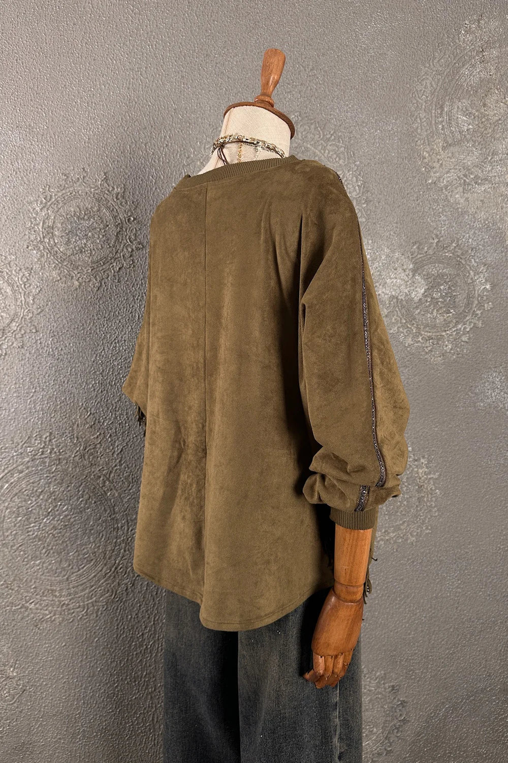 Haki nubuk bluz, püskül detaylı, oversize kesim, kadın giyim, yandan görünüm, uzun kollu