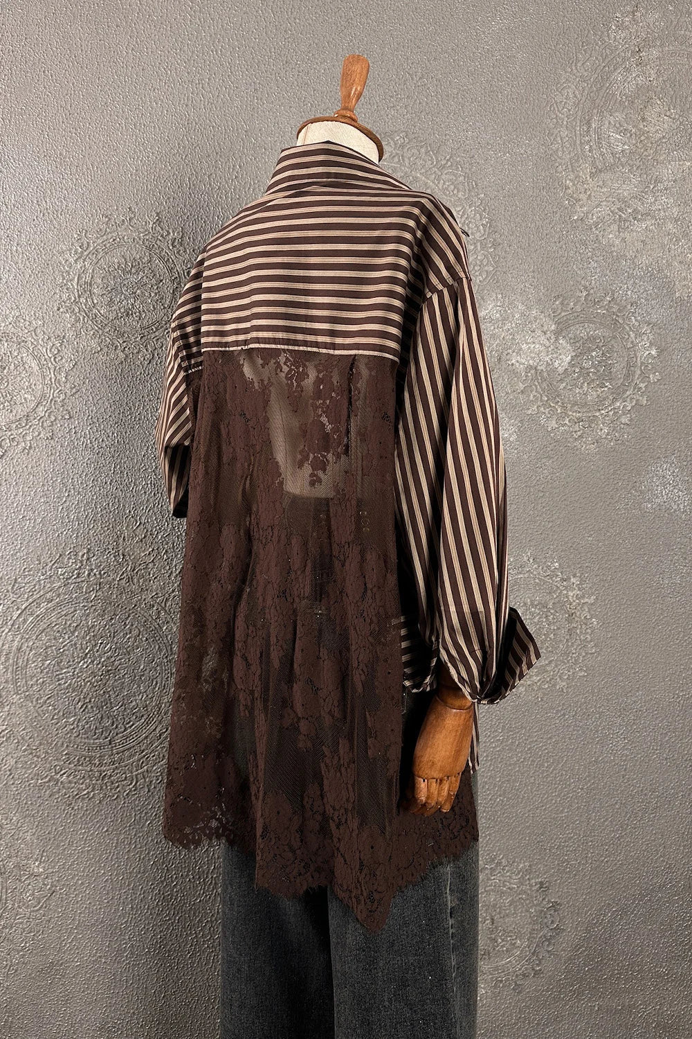 Çizgili oversize gömlek, transparan sırt detaylı, kahverengi dantel kombinli, kadın moda, yandan görünüm