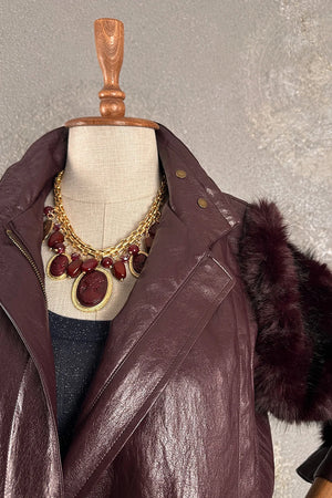 Bordo deri ceket, kürk yakalı, kadın moda, zincir kolye detaylı, önden görünüm, şık tasarım