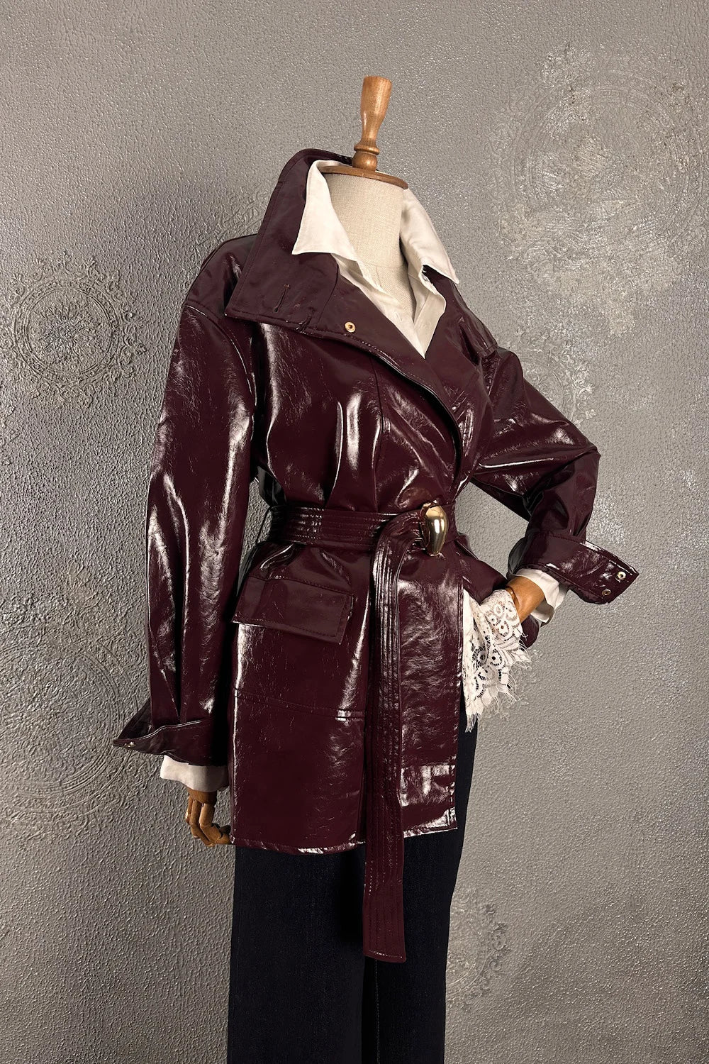 Bordo parlak deri ceket, boru yakalı, kuşaklı kesim, kadın moda, yandan görünüm, klasik stil