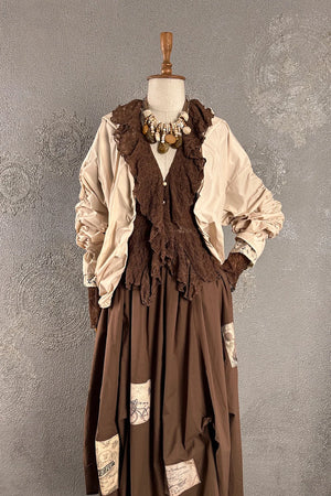 Kahverengi dantel detaylı kadın ceketi, krem şifon kollu, vintage tarzı, uzun etekli, önden görünüm, bohem stil