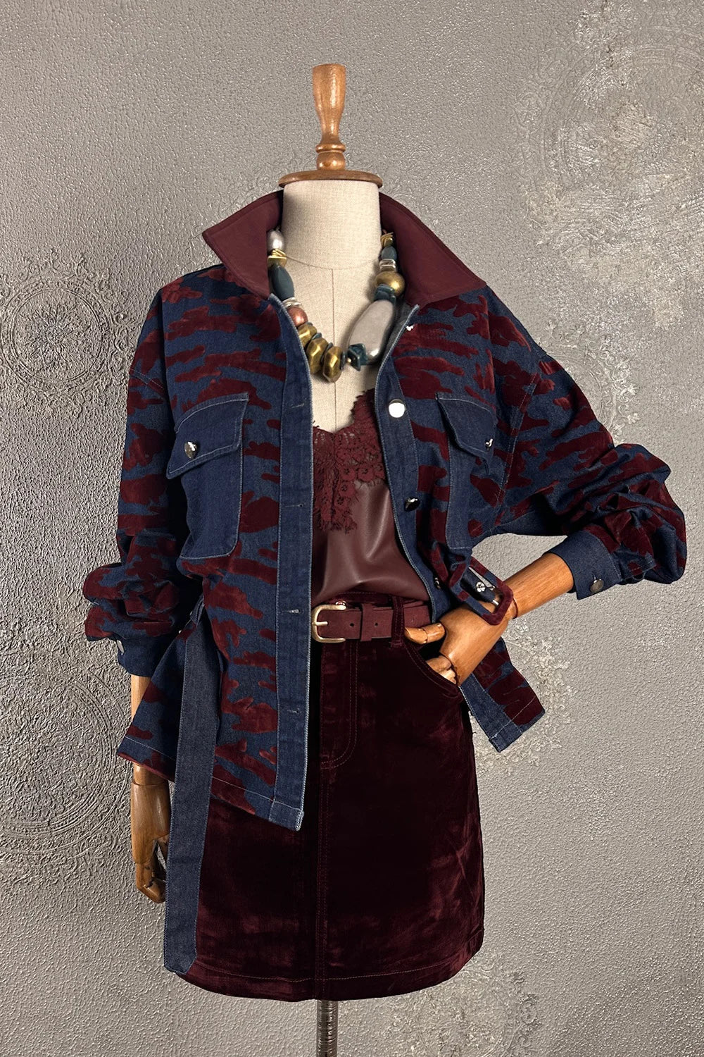 Bordo kadife etek, lacivert denim ceket, çiçek desenli, kemer detaylı, önden görünüm, şık kombinasyon