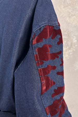 Kadife gölgeli denim ceket, lacivert-bordo renk kombinasyonu, yandan detay görünüm, modern kesim