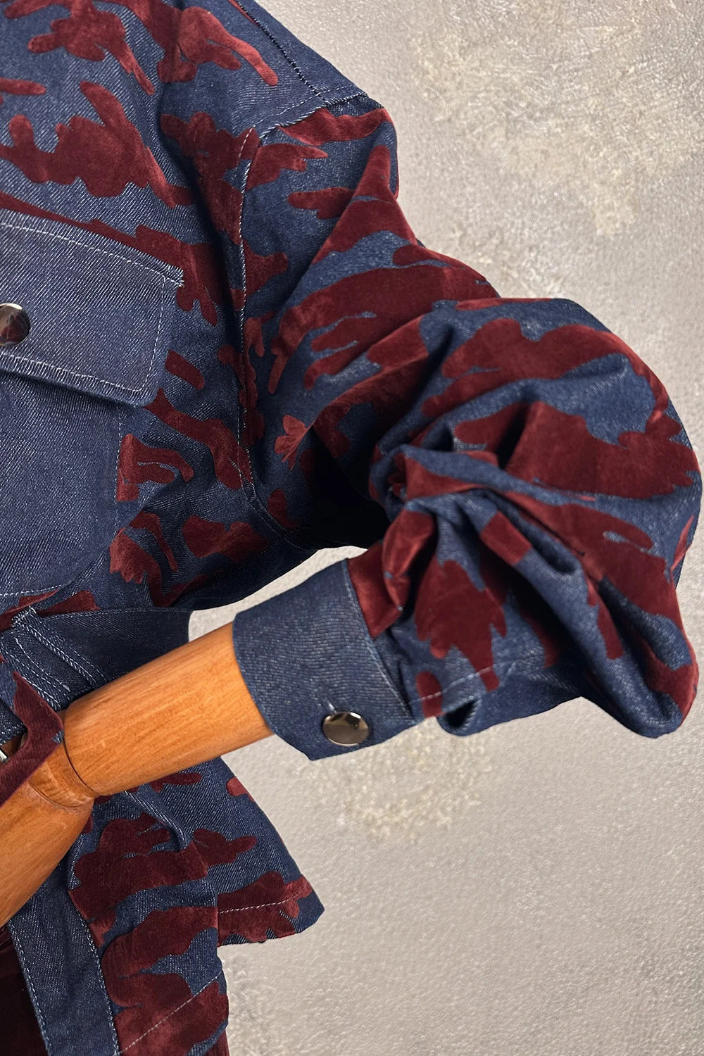 Kadife gölgeli denim ceket, lacivert-bordo renk, çiçek deseni, detaylı manşet, önden görünüm