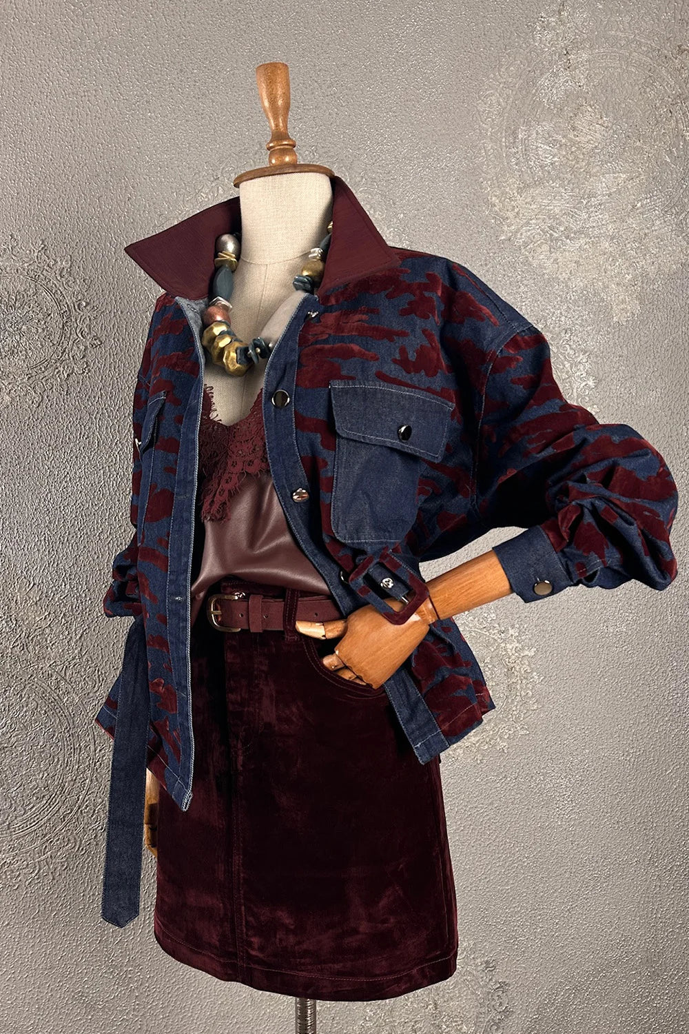 Bordo kadife etek, lacivert denim ceket, deri aksesuar detaylı, vintage tarzı kadın giyim kombinasyonu, önden görünüm