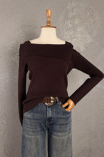 Bordo ribanalı triko kadın, off-shoulder kesim, uzun kollu, denim pantolon kombinli, önden görünüm