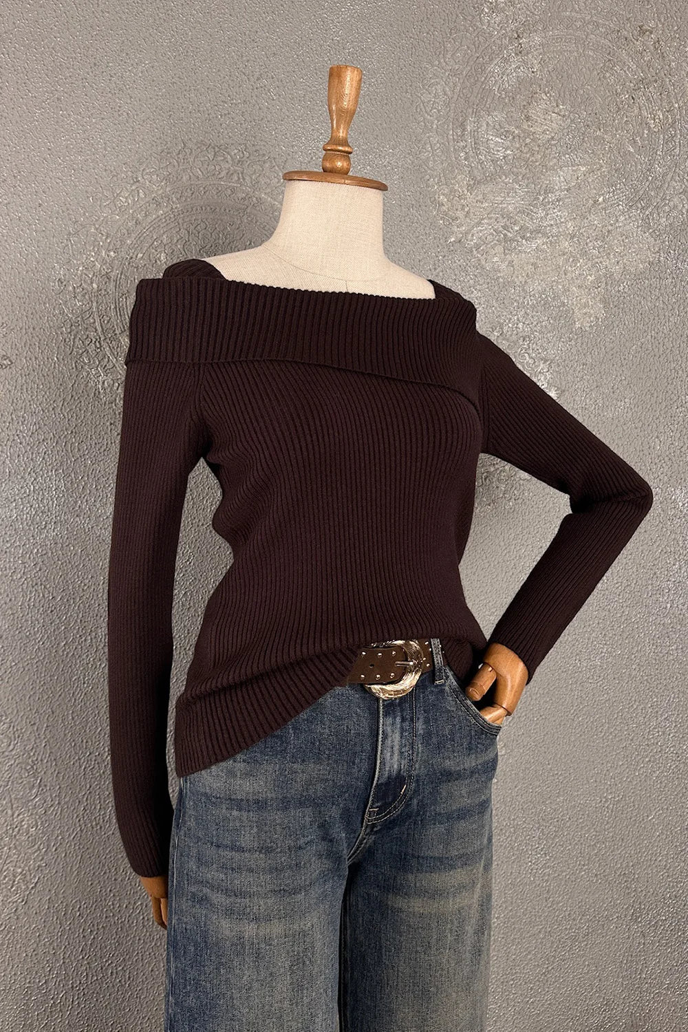 Bordo ribanalı off-shoulder kadın triko, uzun kollu, dar kesim, önden görünüm