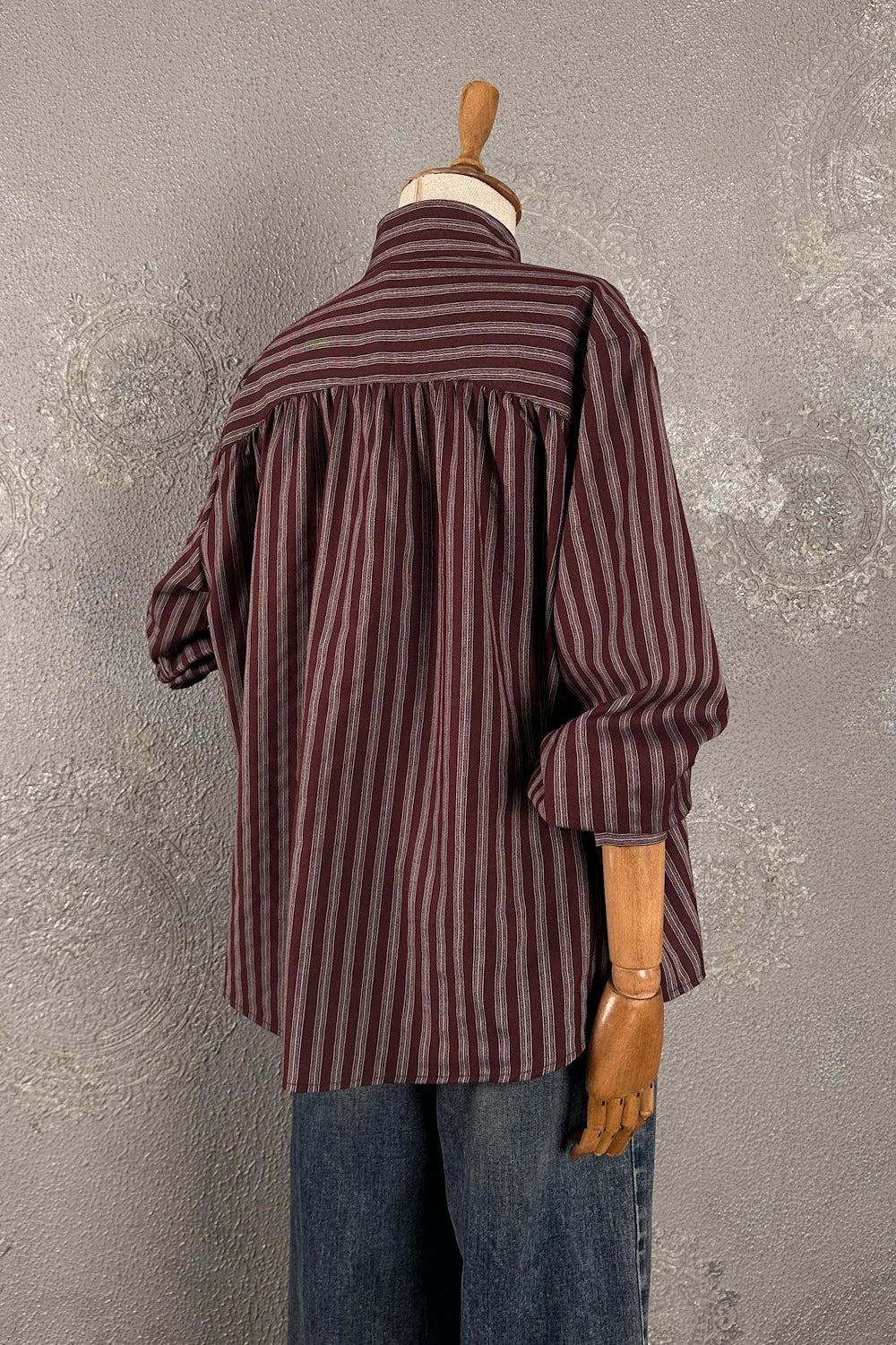Bordo çizgili dik yakalı kadın gömlek, uzun kollu, klasik kesim, yandan görünüm