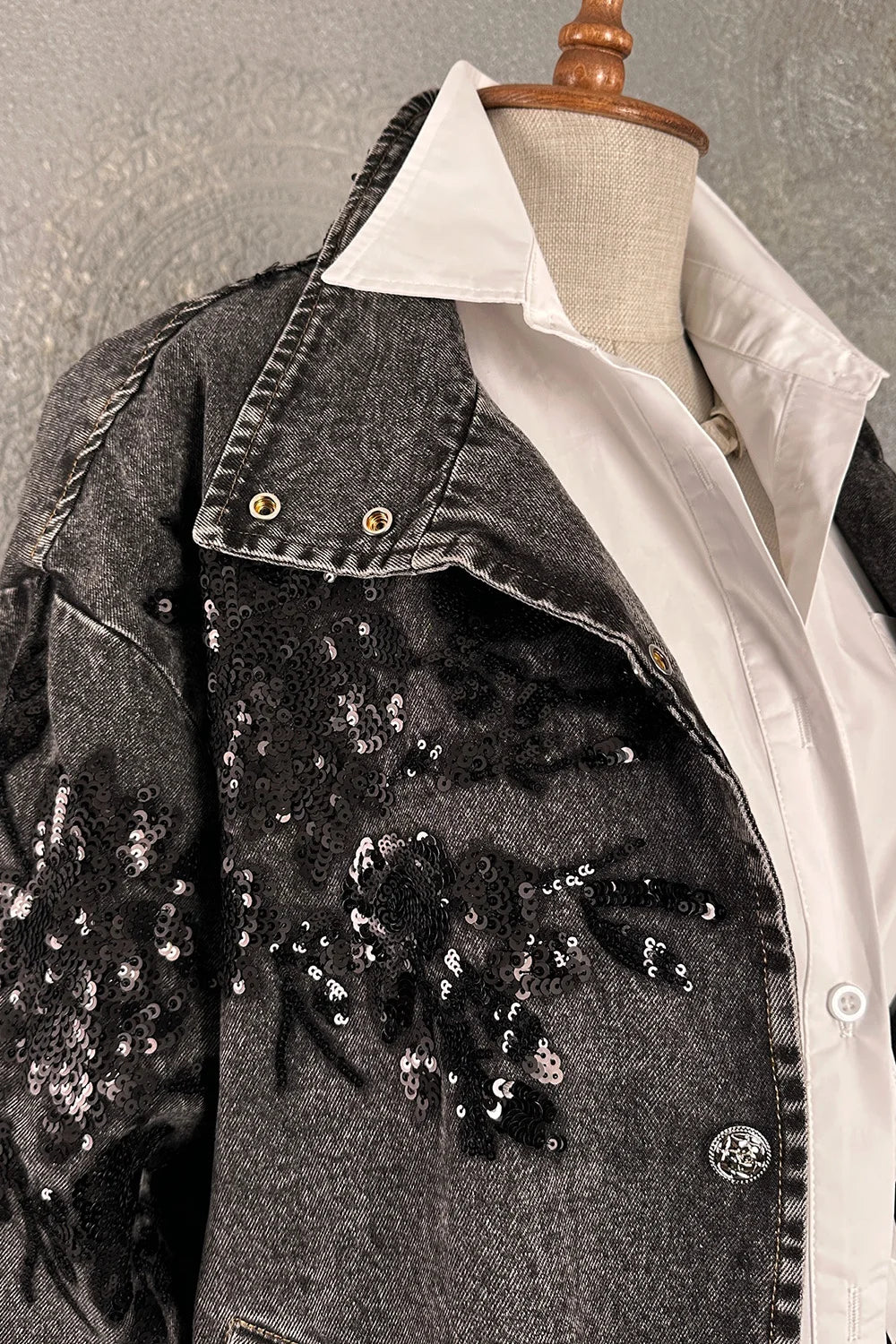 Siyah denim kadın ceketi, gümüş payetli işlemeli detay, klasik kesim, önden görünüm