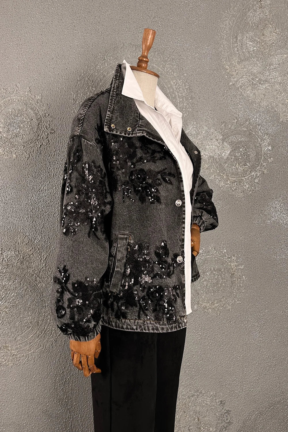 Siyah işlemeli denim ceket, beyaz gömlek yakalı, parlak boncuk detaylı, kadın oversize kesim, yandan görünüm